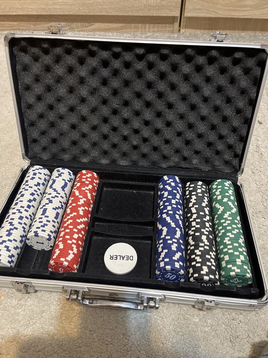 Set profesional de poker cu jetoane si ecuson de Dealer!