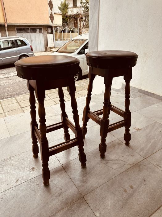 Бар столове от масивно дърво – 2 бр., класически пъб стил