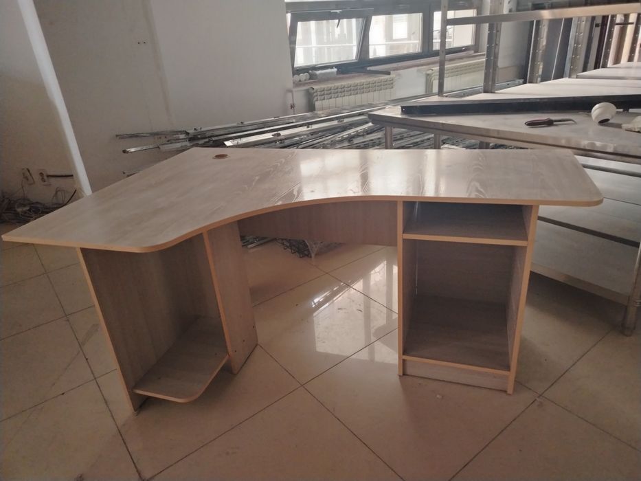 Офисный стол из ЛДСП
