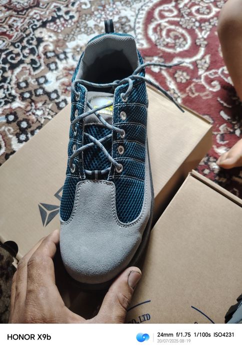 Махсус пойабзал сотилади