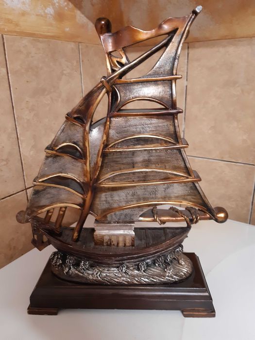 Ceasuri , glob mat nefer. si vapor din compozit, pe suporturi lemn