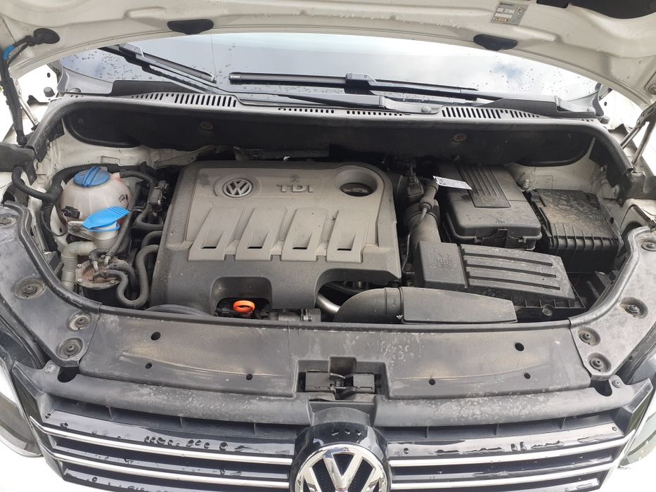 Vând Volkswagen Touran 1.6 TDI, an 2011