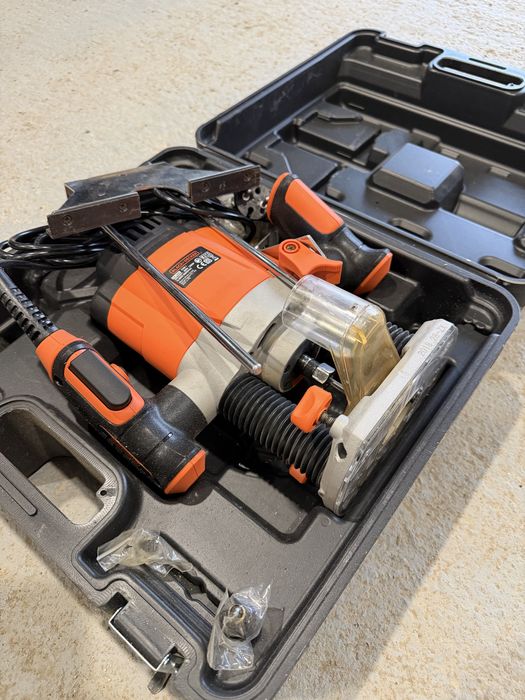 Vand masina de frezat Black & Decker KW1200E