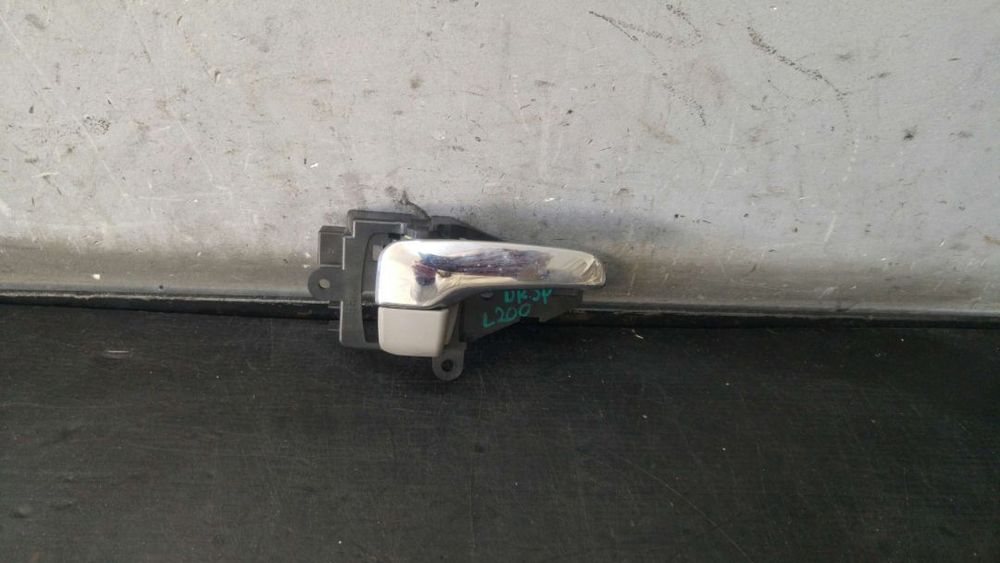 Maner interior dreapta spate mitsubishi l200 mn105360