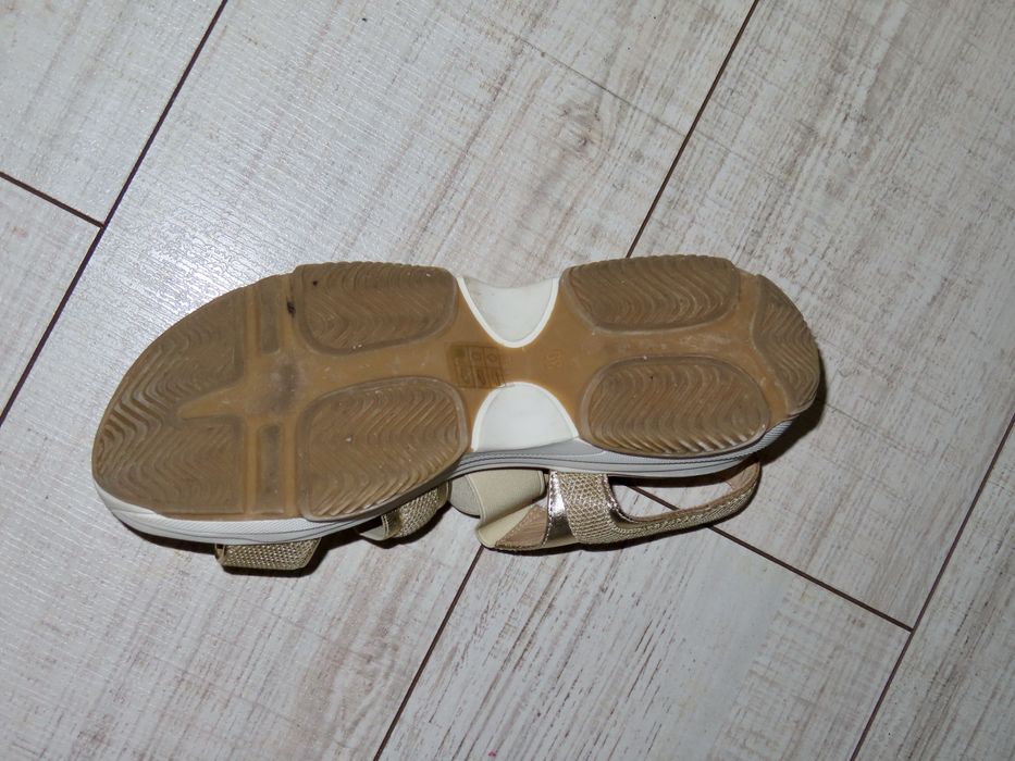 Златисти сандали TOGOSHI