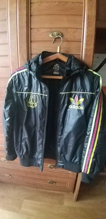 Куртка с капюшоном.