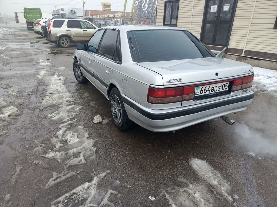 Мазда 626 седан.