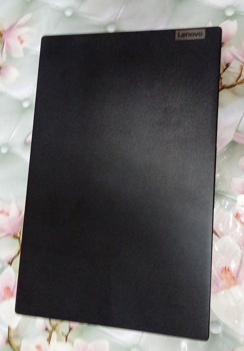 Notebook Lenovo qora