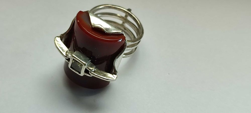 Эксклюзивное серебряное кольцо с камнем СЕРДОЛИК