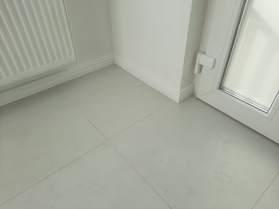 Montaj parchet laminat și plintă.