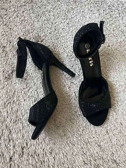 Черни сандали с ток