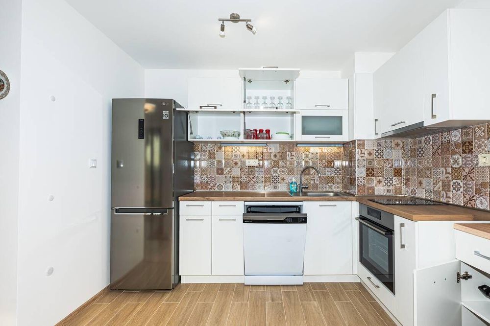 Тристаен апартамент под наем в Център