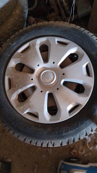 Vând anvelope de iarna cu genti Ford fiesta