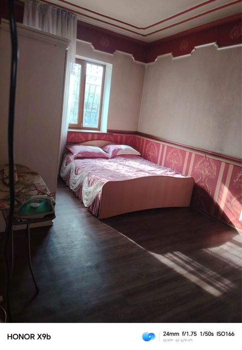 «Сдаются две комнаты в двухэтажном доме».