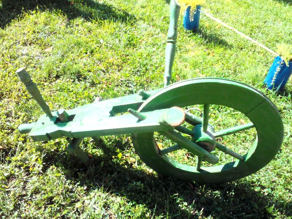 Чекрък за предене на вълна от 1937г,2 вретена и 4 бр.масури с размери