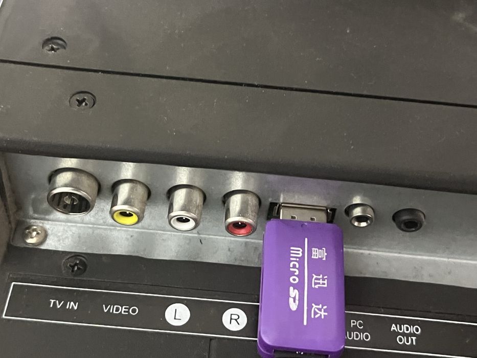 Телевизор LG и Elenberg с пультами