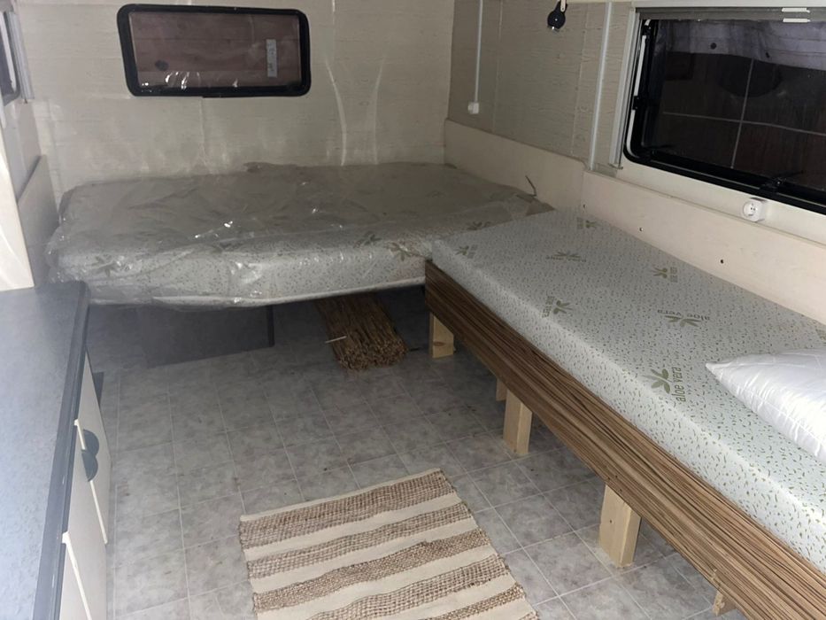 Продава каравана с просторен навес на морето