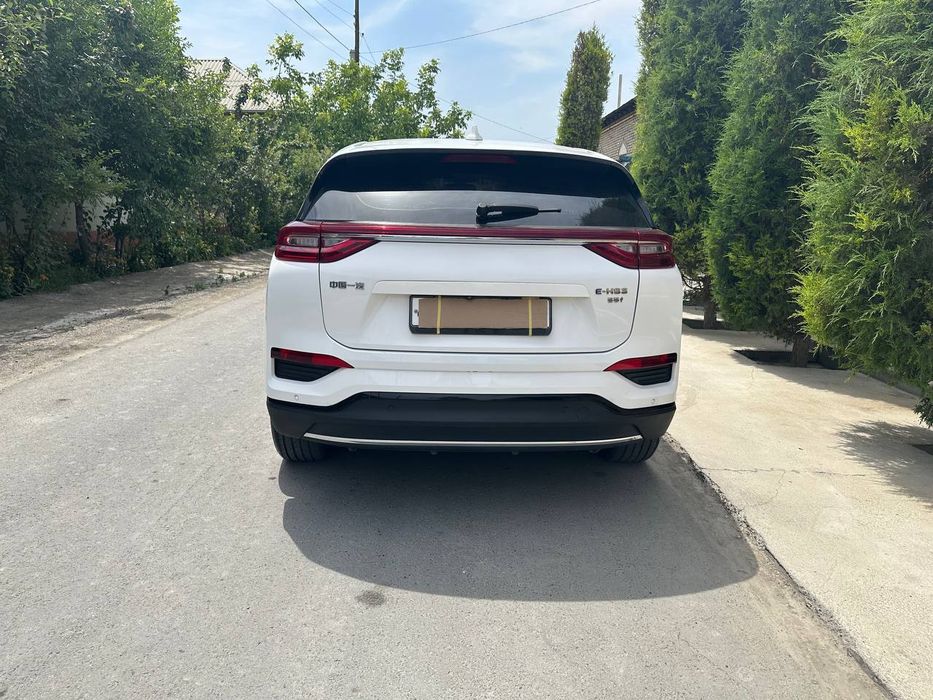 Hongqi Ehs 3 xolati zur. 407 zapas xod. Uzimni nomimda