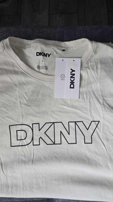 Продам футболку DKNY