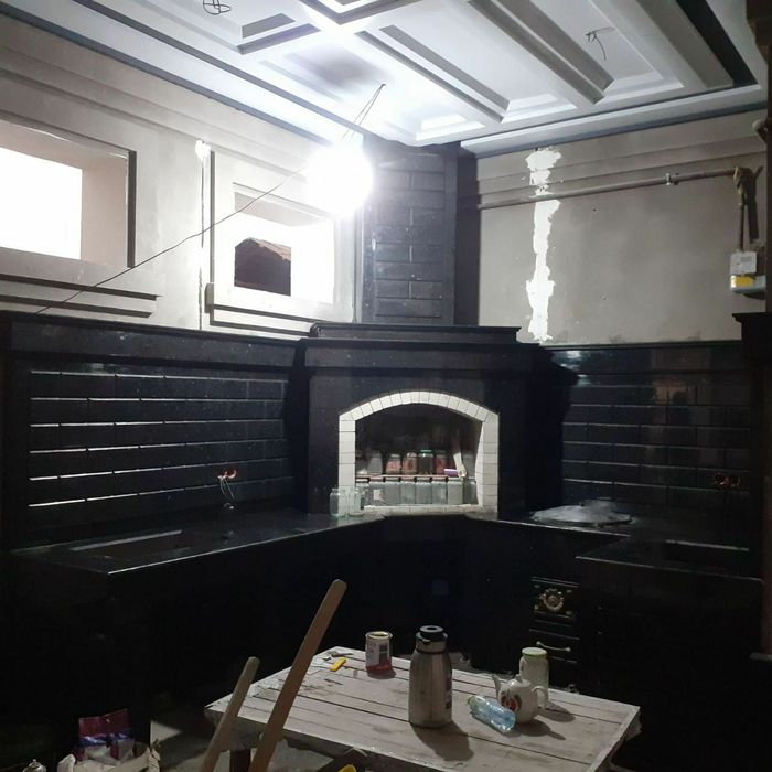 Команда мастеров строит летние кухни Барбекю. Очаги. Камин