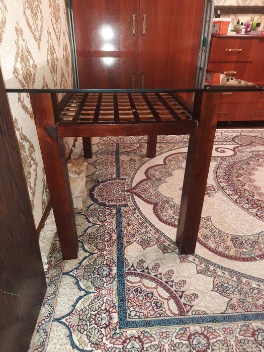 Продаю стол. Размер: Высота 80см,длина 1,м.40см.,ширина 80см.