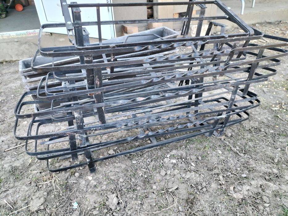 Suporturi metalice giardiniere pentru flori