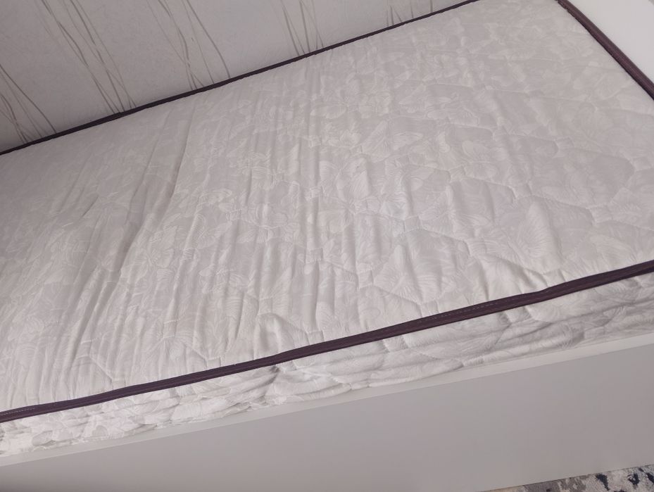 Кровать с матрацом