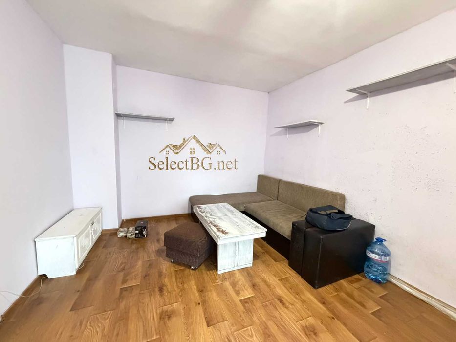 Панелен апартамент  на междинен етаж, южно изложение в кв. Бузлуджа.