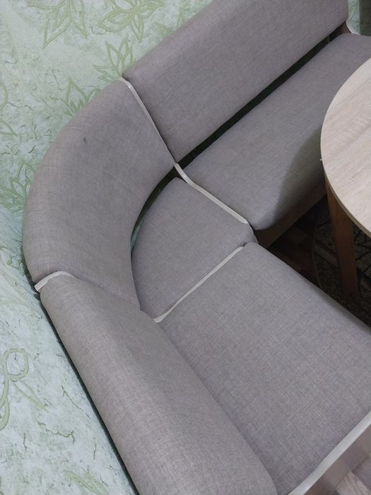 Обеденная зона , стол ,два стула , диванчик