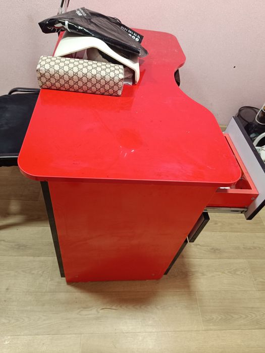 Продаются столы для парикмахерской и маникюрный стол