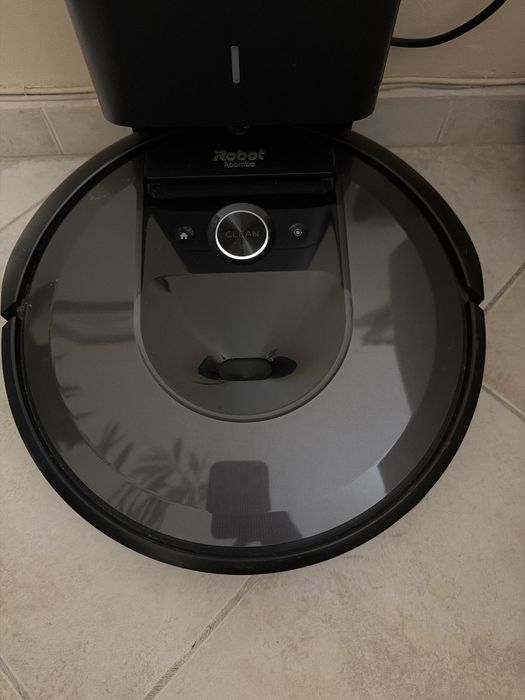 iRobot Roomba i7 Plus прахосмукачка робот, черен