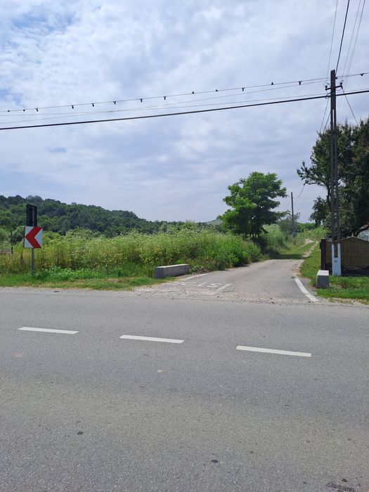 TEREN INTRAVILAN ,  anvecinat cu pârâul FRASINUL .