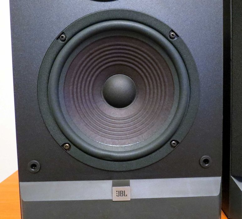 Boxe JBL TLX 25 , power: 80-120 watts , Impedance : 8 ohms , 3-way rear-ported speakers , bass de 20 cm , medie 10 cm , inalte cu calota titan