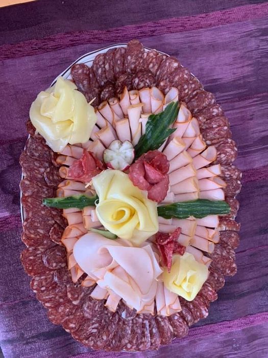 Изработка на плата от сухи мезета , шунки и сирена и кашкавали