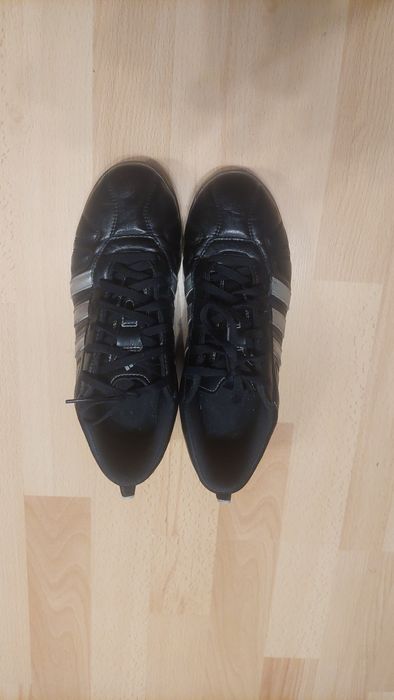 Adidasi de sala și asfalt.