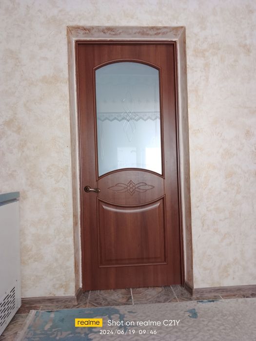 Есік қоңыр ішкі бөлмеге