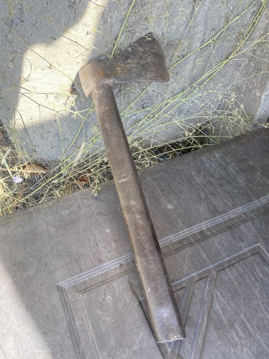 Продам лопаты и топор
