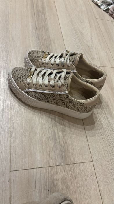Маратонки Guess.