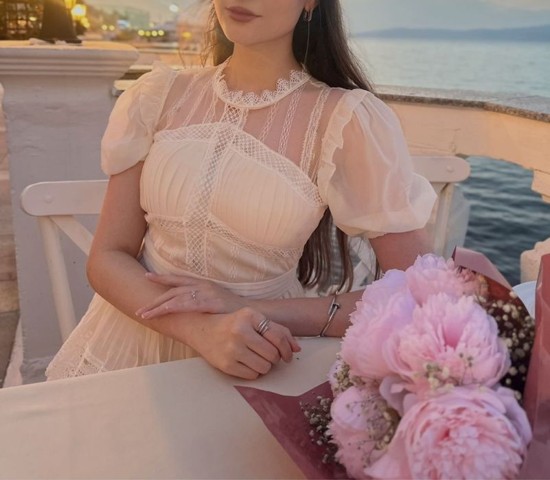 Бежевое коктельное платье