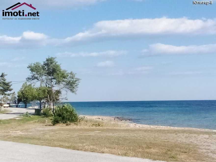 Продава бунгало с веранда в Кариани до брега.