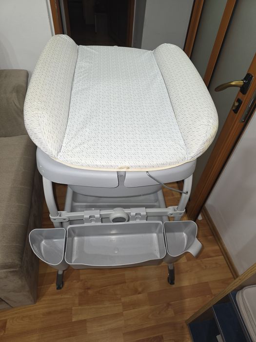Masă de schimbat cu cadiță