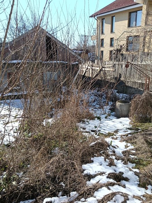Vând teren cu  casă veche demolabila 233mp