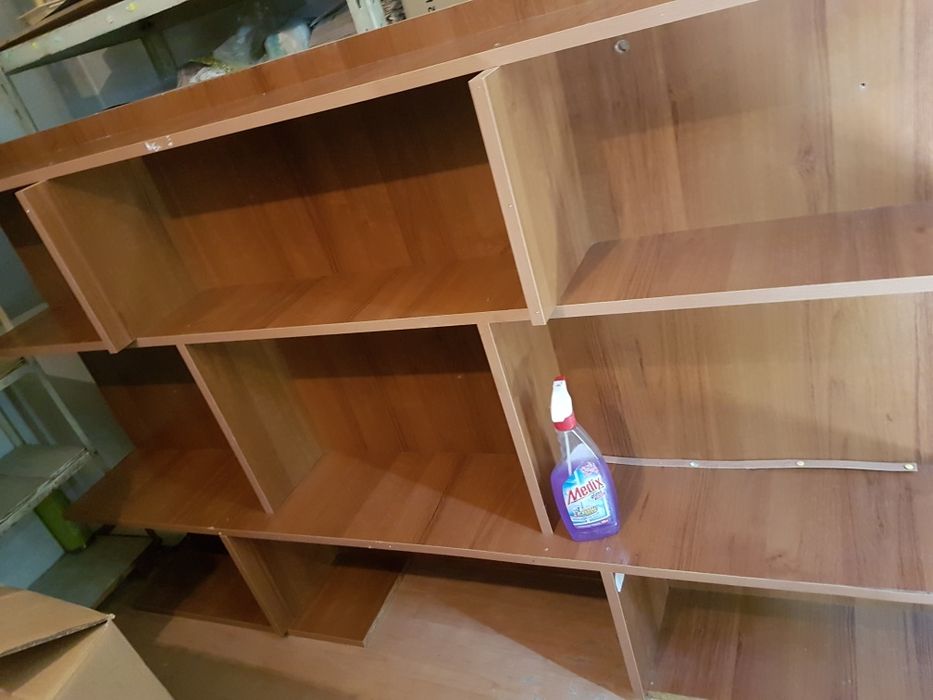 Продавам  голям дървен рафт,за окачване на стена