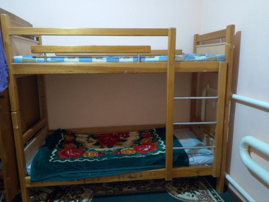 Детская кровать деревянный в месте постелем. б/у