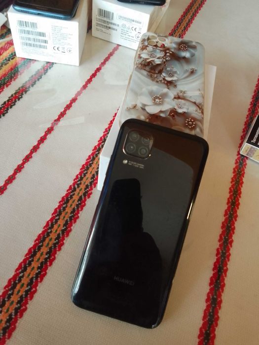 Продавам телефон HUAWEI P40 lite