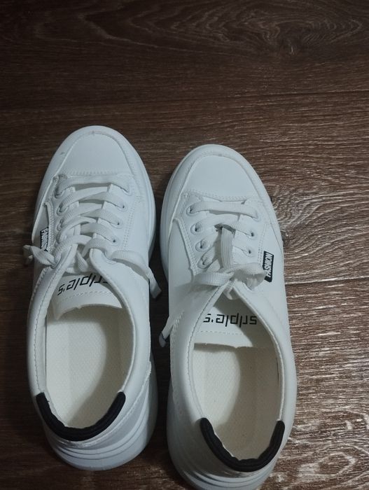 Продам кроссовки женские