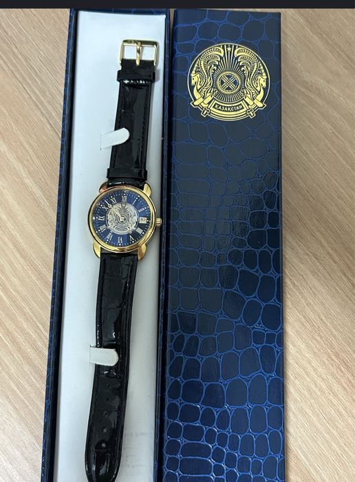 Продам механические часы с гербом