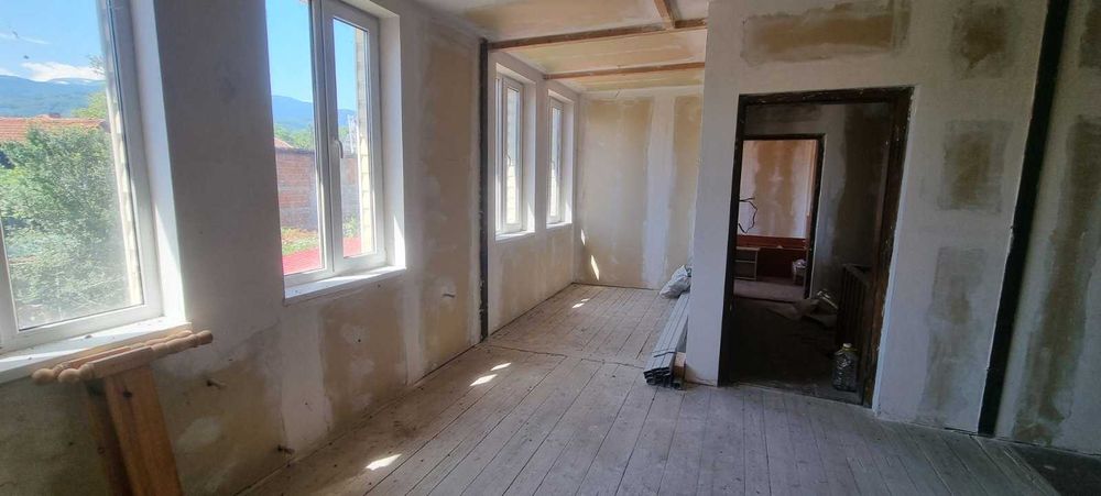 Двуетажна къща с два търговски обекта в гр. Долна баня