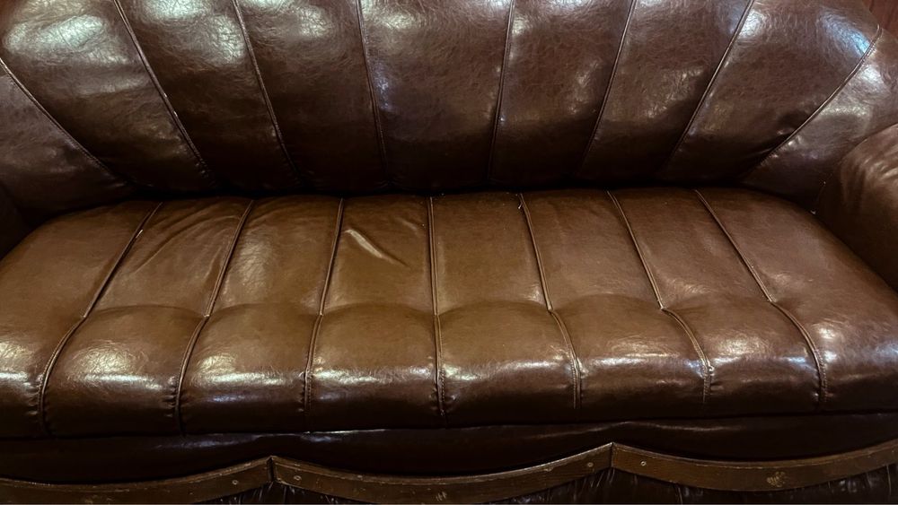 Запазен и много удобен диван с подменена тапицерия от изгуствена кожа.