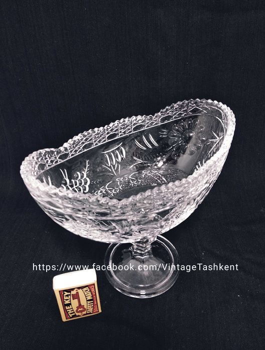 Стеклянные вазы конфетницы овальной формы на ножках